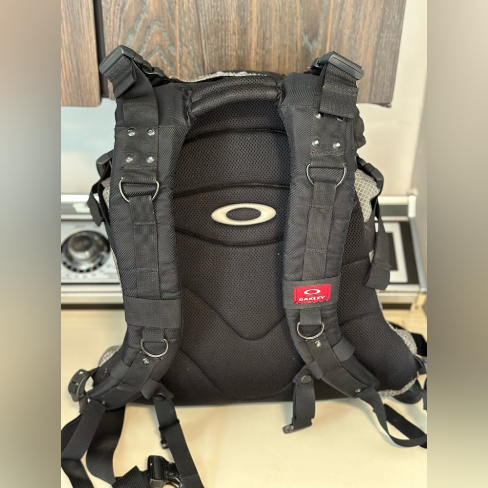 Oakley Back pack - Picture 8 of 16